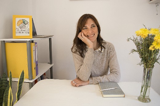 Agustina en su escritorio